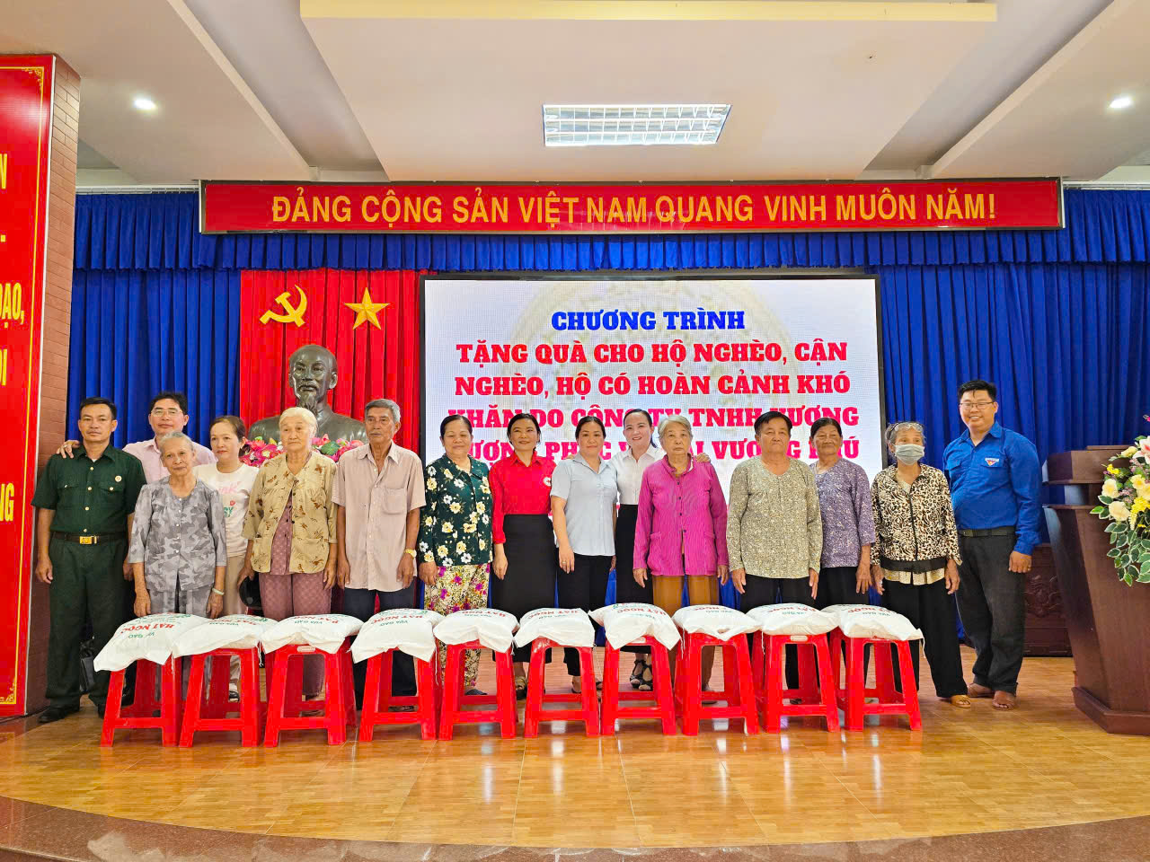 Phường Bến Tre trao hơn 4 tấn gạo cho hộ khó khăn, lan tỏa ý thức bảo vệ môi trường