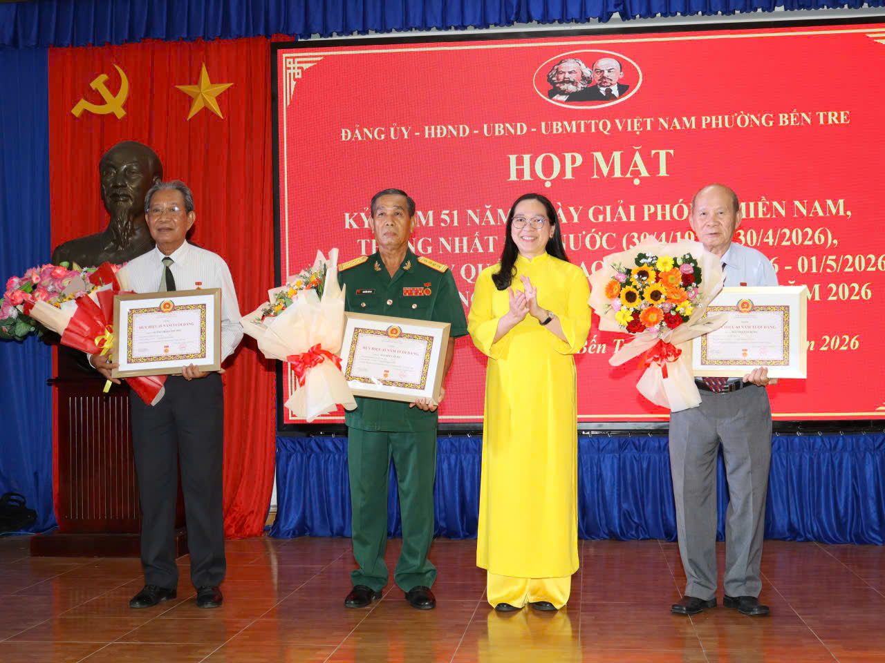 Phường Bến Tre tổ chức họp mặt kỷ niệm 30/4, 1/5 và trao Huy hiệu Đảng đợt 19/5