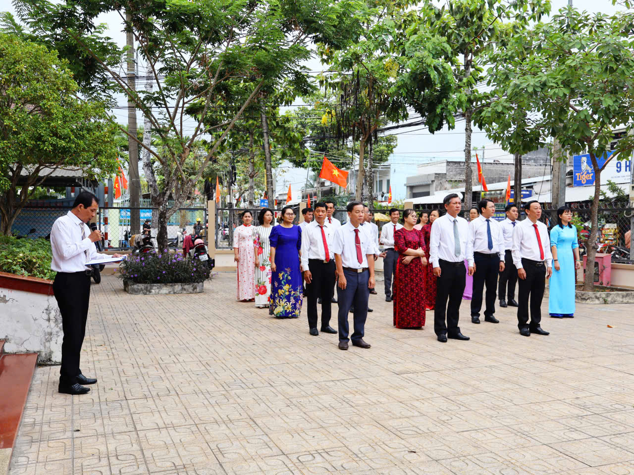 Bài học giản dị từ câu chuyện “Đôi dép Bác Hồ” trong lễ chào cờ
 đầu tháng 5 tại phường Bến Tre

