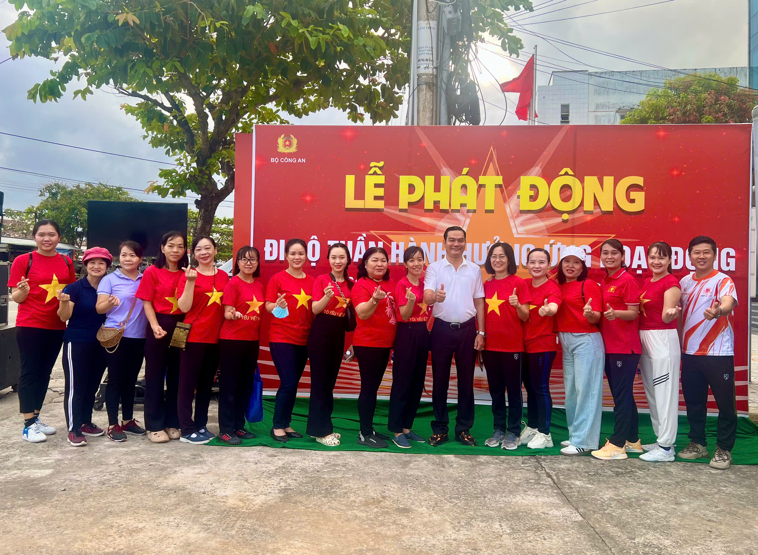 HOẠT ĐỘNG “CÙNG VIỆT NAM, TIẾN BƯỚC” TẠI CÔNG AN PHƯỜNG BẾN TRE THU HÚT GẦN 400 NGƯỜI THAM GIA