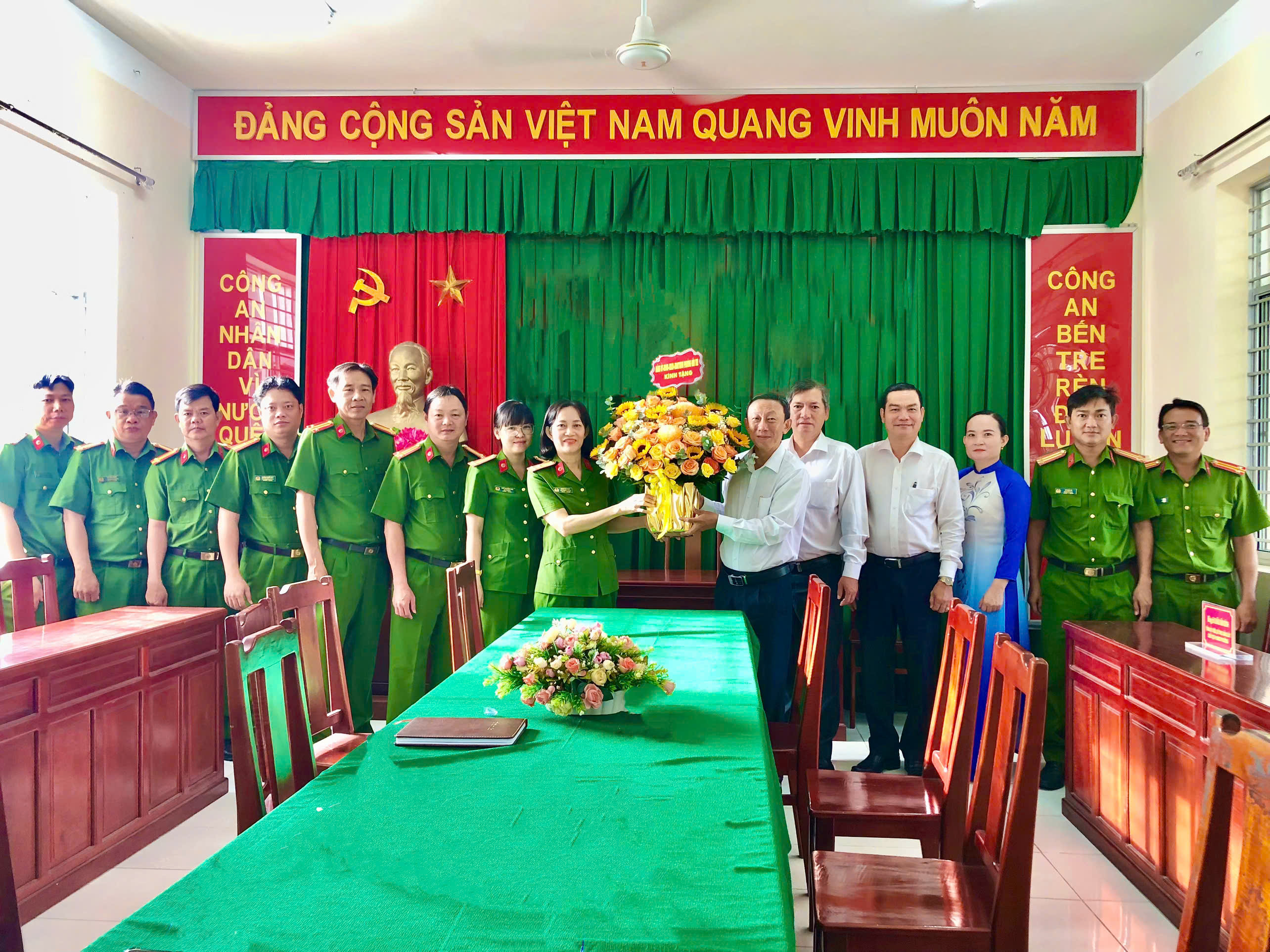 LÃNH ĐẠO PHƯỜNG BẾN TRE CHÚC MỪNG CÔNG AN PHƯỜNG NHÂN KỶ NIỆM 80 NGÀY TRUYỀN THỐNG CÔNG AN NHÂN DÂN